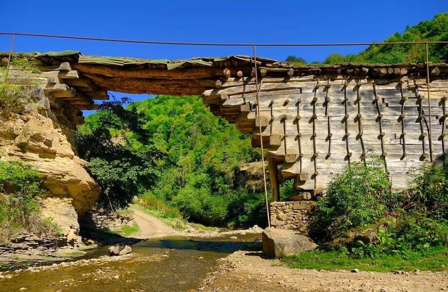 Деревянный мост в селе Гулли